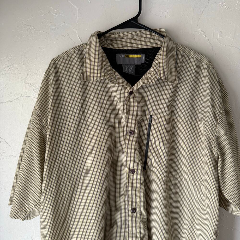 Split Men's Size XL Yellow Purple Plaid Outdoor Vented Short Sleeve Button Up